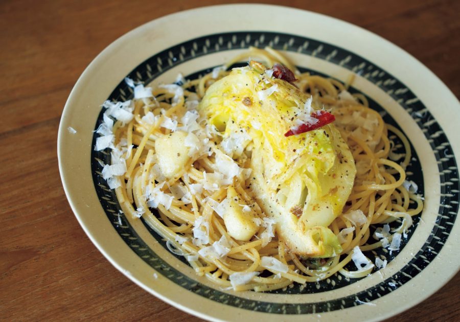 キャベツの形をそのまま生かした、見た目のユニークさにも食欲をそそられる。