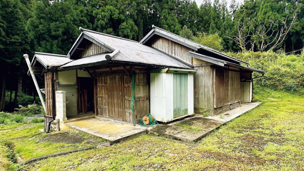 二人が最初に見た家の姿。長く閉め切られ、中には荷物も残る状況だったという。躯体を残しフルリノベーションした。