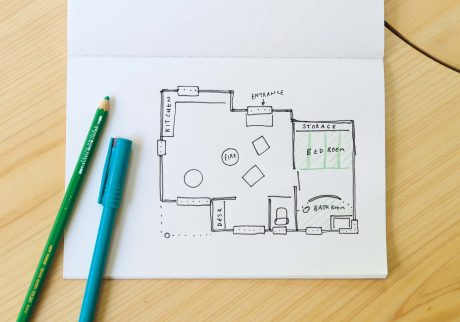 フィリックスさんが描いた間取り図。ドアはプライベートな空間を区切る最小限の2枚のみ。明快で必要十分な住まいだ。