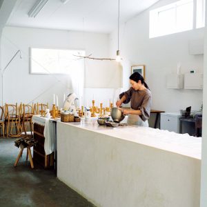 働き方を整え、土地の恵みを仕事へつなぐ。菓子研究家・長田佳子さんの自分らしく働くための、3つのルール。〈foodremedies〉で活動して11年、山梨に移住して5年の長田さん。果樹栽培が盛んな土地で生活と制作が地続きになり、小さな循環が日常の中に組み込まれたという。 | 〈foodremedies〉で活動して11年、山梨に移住して5年の長田さん。果樹栽培が盛んな土地で生活と制作が地続きになり、小さな循環が日常の中に組み込まれたという。