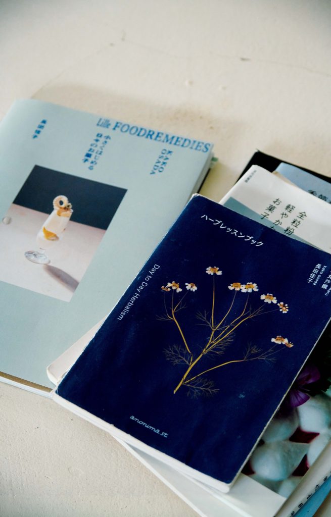 「おいしさ」と「癒やし」を同時に成立させるレシピ集。左は新刊。今後は海外で学ぶことも視野に入れている。