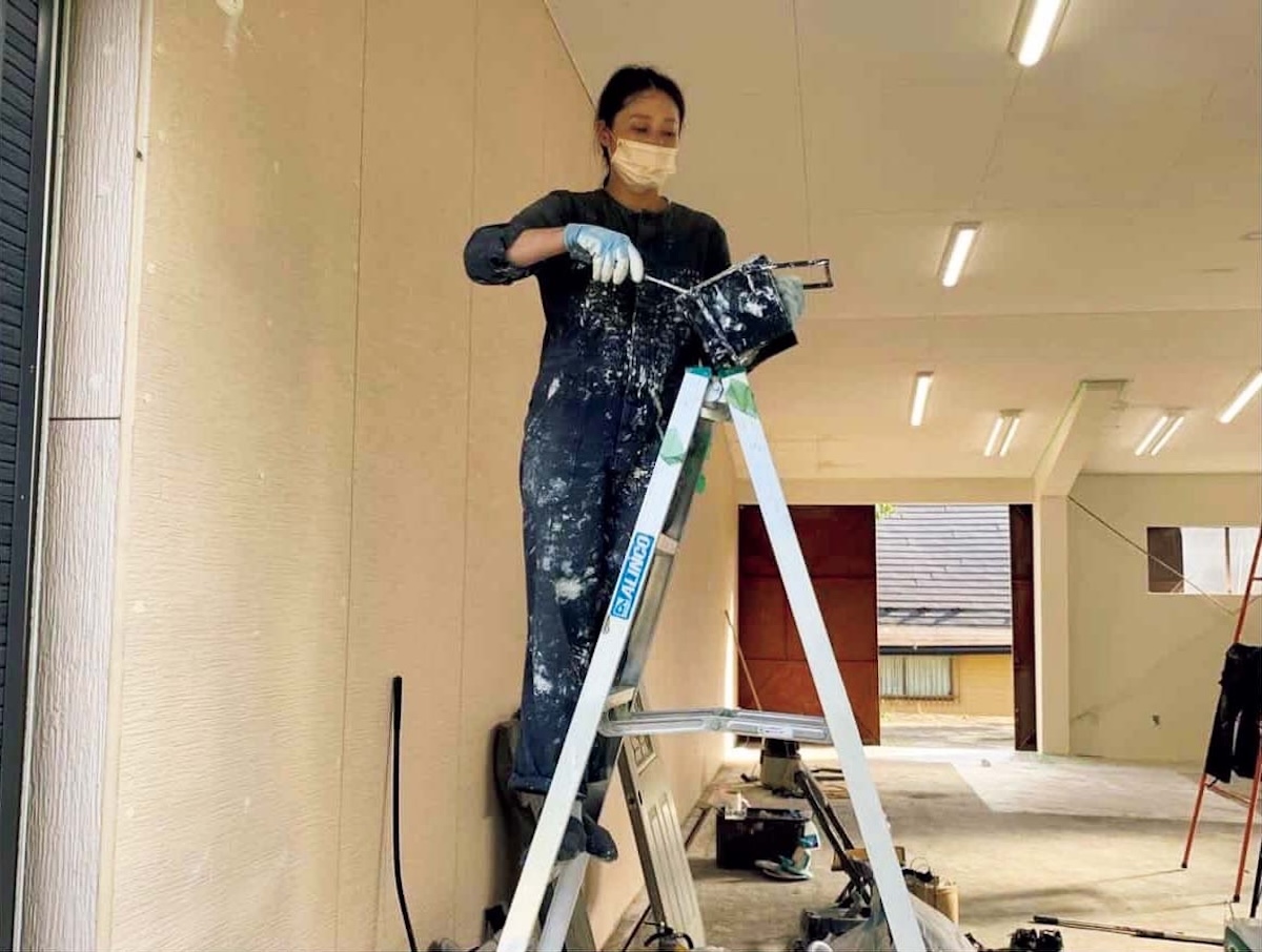 コロナ禍であまり周りに告げることなく移り住む。巨大な倉庫を借りて夫と一緒にDIYでアトリエづくりをした。