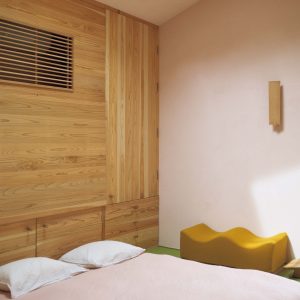 リビングにあるソファのオットマンが、和の空間に馴染んでいる。正座用の椅子を使ってここで瞑想をすることも。