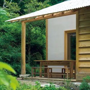 東屋のダイニングテーブルは、大人数のゲストのためにDIYで作ったもの。エミリーさんの撮影スペースでもある。