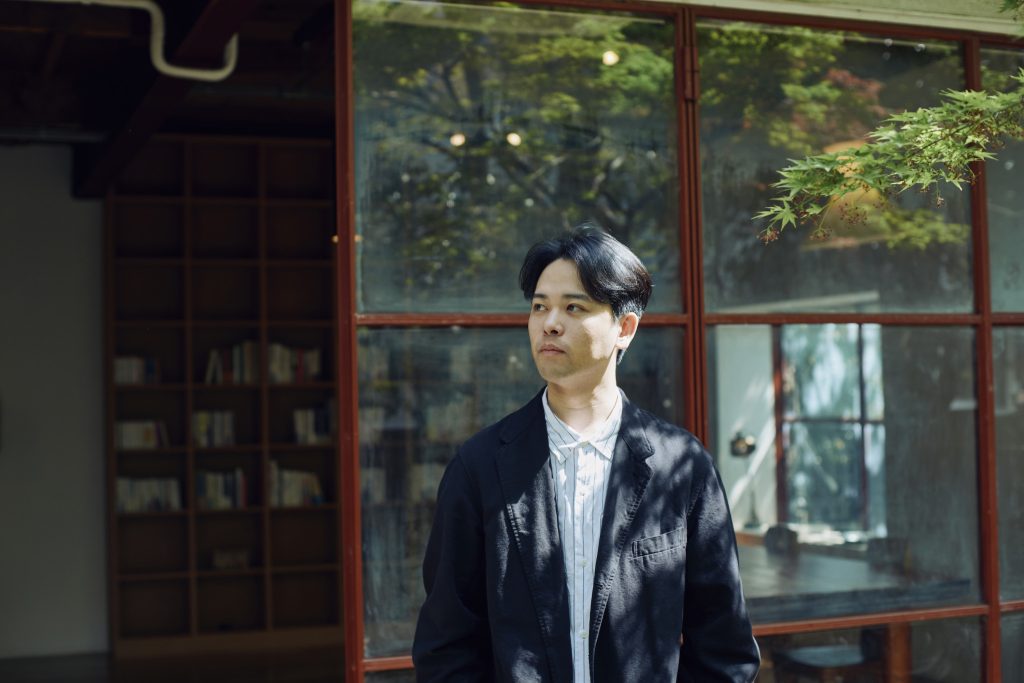 1「自分のルーツであるピアノに、改めて深く向き合った」。音楽家・江﨑文武さんが振り返る、新譜「Whispers of Silence」が生まれるまで。