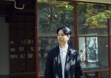 1「自分のルーツであるピアノに、改めて深く向き合った」。音楽家・江﨑文武さんが振り返る、新譜「Whispers of Silence」が生まれるまで。