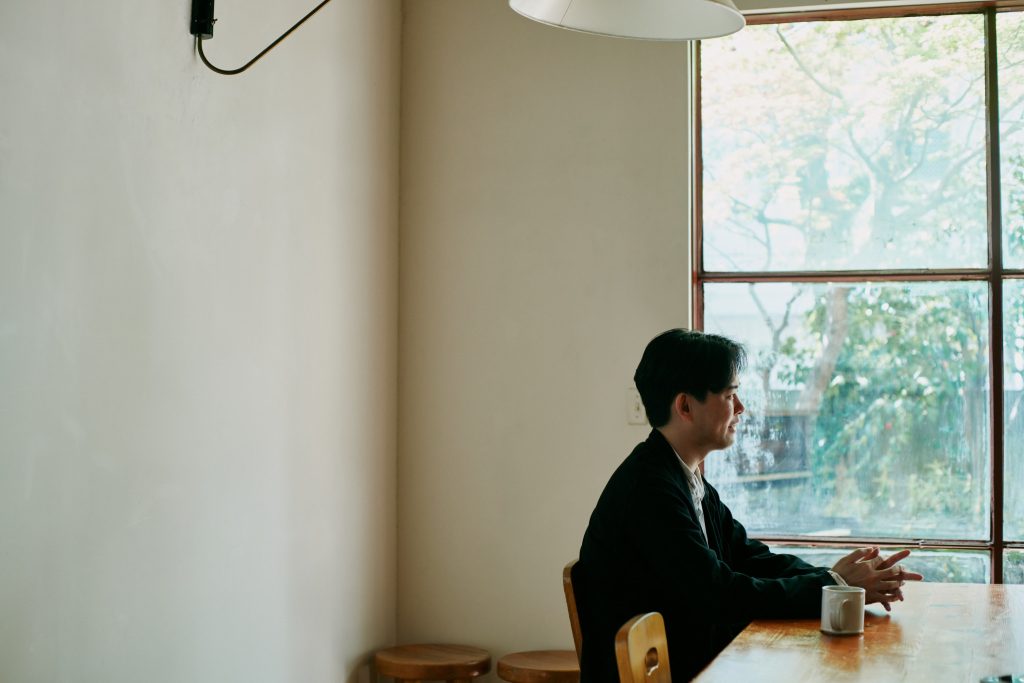 3「自分のルーツであるピアノに、改めて深く向き合った」。音楽家・江﨑文武さんが振り返る、新譜「Whispers of Silence」が生まれるまで。