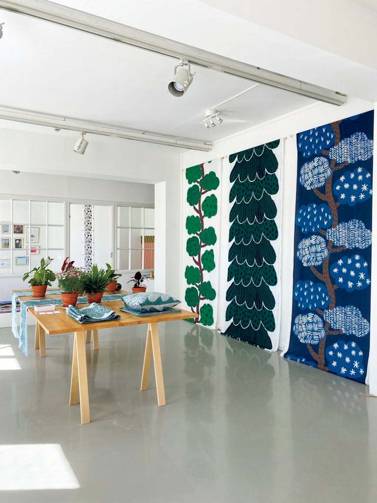 芸術家が集まる村、フィスカルスのアーティストレジデンスに1か月滞在しながら作品を制作、初の個展を開いた。