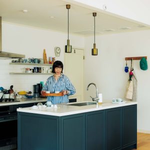 エッセイスト・柳沢小実さんに聞いた、よく働き、よく休むための、時間と余白のつくり方。 Step 2.「毎日のことをラクにする」お茶道具を片付け中の柳沢さん。「オフィスで仕事をする人の多くはきっと、仕事場の掃除や片付けにそこまで時間を取れないと思うんです。自宅が仕事場でも同じと思いついたのが、このルール」 | 平日は家事を減らし、やるなら５分以内で。
お茶道具を片付け中の柳沢さん。「オフィスで仕事をする人の多くはきっと、仕事場の掃除や片付けにそこまで時間を取れないと思うんです。自宅が仕事場でも同じと思いついたのが、このルール」