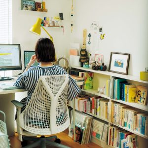 エッセイスト・柳沢小実さんに聞いた、よく働き、よく休むための、時間と余白のつくり方。 Step 3.「力の抜き方を知る」自分が効率よく働ける時間を知れば、反対に非効率な時間は力を抜きやすい。「ゴールデンタイムは部屋を無音にしてとにかく集中。仕事量は時間の長さではなくて質で決まると肝に銘じています」 | 頑張れる時間にしか頑張らない。
自分が効率よく働ける時間を知れば、反対に非効率な時間は力を抜きやすい。「ゴールデンタイムは部屋を無音にしてとにかく集中。仕事量は時間の長さではなくて質で決まると肝に銘じています」