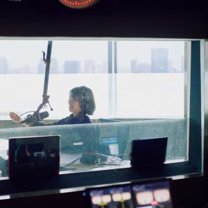 哲学者・永井玲衣さんに聞いた、いい仕事をするために大切にしていること。「音声番組では知的好奇心を喚起するためにテンポよく話しますが、哲学対話の場では半熟の言葉を聞くことやじっくり考える間を大事にしています」と永井玲衣さん。 | 「音声番組では知的好奇心を喚起するためにテンポよく話しますが、哲学対話の場では半熟の言葉を聞くことやじっくり考える間を大事にしています」と永井玲衣さん。 哲学者・永井玲衣さんに聞いた、いい仕事をするために大切にしていること。「音声番組では知的好奇心を喚起するためにテンポよく話しますが、哲学対話の場では半熟の言葉を聞くことやじっくり考える間を大事にしています」と永井玲衣さん。 | 「音声番組では知的好奇心を喚起するためにテンポよく話しますが、哲学対話の場では半熟の言葉を聞くことやじっくり考える間を大事にしています」と永井玲衣さん。