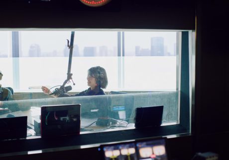 哲学者・永井玲衣さんに聞いた、いい仕事をするために大切にしていること。「音声番組では知的好奇心を喚起するためにテンポよく話しますが、哲学対話の場では半熟の言葉を聞くことやじっくり考える間を大事にしています」と永井玲衣さん。 | 「音声番組では知的好奇心を喚起するためにテンポよく話しますが、哲学対話の場では半熟の言葉を聞くことやじっくり考える間を大事にしています」と永井玲衣さん。