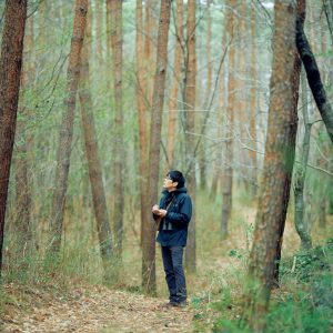 動物言語学者・鈴木俊貴さんに聞いた、いい仕事をするために大切にしていること。年間10か月は軽井沢の森に滞在し、シジュウカラを観察する。 | 年間10か月は軽井沢の森に滞在し、シジュウカラを観察する。