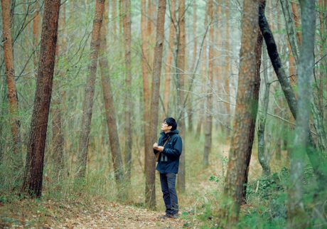 動物言語学者・鈴木俊貴さんに聞いた、いい仕事をするために大切にしていること。年間10か月は軽井沢の森に滞在し、シジュウカラを観察する。 | 年間10か月は軽井沢の森に滞在し、シジュウカラを観察する。 動物言語学者・鈴木俊貴さんに聞いた、いい仕事をするために大切にしていること。年間10か月は軽井沢の森に滞在し、シジュウカラを観察する。 | 年間10か月は軽井沢の森に滞在し、シジュウカラを観察する。