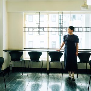 文筆家・甲斐みのりさんに聞いた、いい仕事をするために大切にしていること。アントニン・レーモンドが設計を手がけた銀座「教文館ビル」の4階『CAFÉきょうぶんかん』にて。「窓辺に配した十字架のアイアンワークが素敵」 | アントニン・レーモンドが設計を手がけた銀座「教文館ビル」の4階『CAFÉきょうぶんかん』にて。「窓辺に配した十字架のアイアンワークが素敵」 文筆家・甲斐みのりさんに聞いた、いい仕事をするために大切にしていること。アントニン・レーモンドが設計を手がけた銀座「教文館ビル」の4階『CAFÉきょうぶんかん』にて。「窓辺に配した十字架のアイアンワークが素敵」 | アントニン・レーモンドが設計を手がけた銀座「教文館ビル」の4階『CAFÉきょうぶんかん』にて。「窓辺に配した十字架のアイアンワークが素敵」