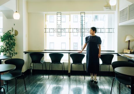 文筆家・甲斐みのりさんに聞いた、いい仕事をするために大切にしていること。アントニン・レーモンドが設計を手がけた銀座「教文館ビル」の4階『CAFÉきょうぶんかん』にて。「窓辺に配した十字架のアイアンワークが素敵」 | アントニン・レーモンドが設計を手がけた銀座「教文館ビル」の4階『CAFÉきょうぶんかん』にて。「窓辺に配した十字架のアイアンワークが素敵」