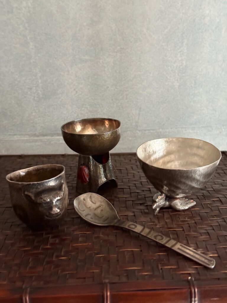 気分が上がるメイド・イン・ジャパン。金工作家・長谷川竹次郎の銀のアクセサリー。写真と文 安藤夏樹 (編集者) | 竹次郎さんによる盃と匙。毎日の晩酌が楽しくなる。