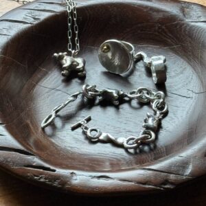 気分が上がるメイド・イン・ジャパン。金工作家・長谷川竹次郎の銀のアクセサリー。写真と文 安藤夏樹 (編集者) | 竹次郎さん作のアクセサリーは近年、ファッション関係者からも注目が集まっている。