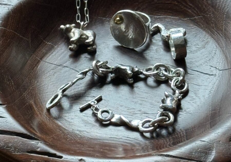 気分が上がるメイド・イン・ジャパン。金工作家・長谷川竹次郎の銀のアクセサリー。写真と文 安藤夏樹 (編集者) | 竹次郎さん作のアクセサリーは近年、ファッション関係者からも注目が集まっている。