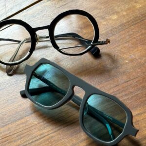 気分が上がるメイド・イン・ジャパン。5本を使い回す、〈マサヒロマルヤマ〉のメガネ。写真と文 安藤夏樹 (編集者) | サングラスのフレームもマサヒロ・マルヤマ。左右非対称が特徴的。