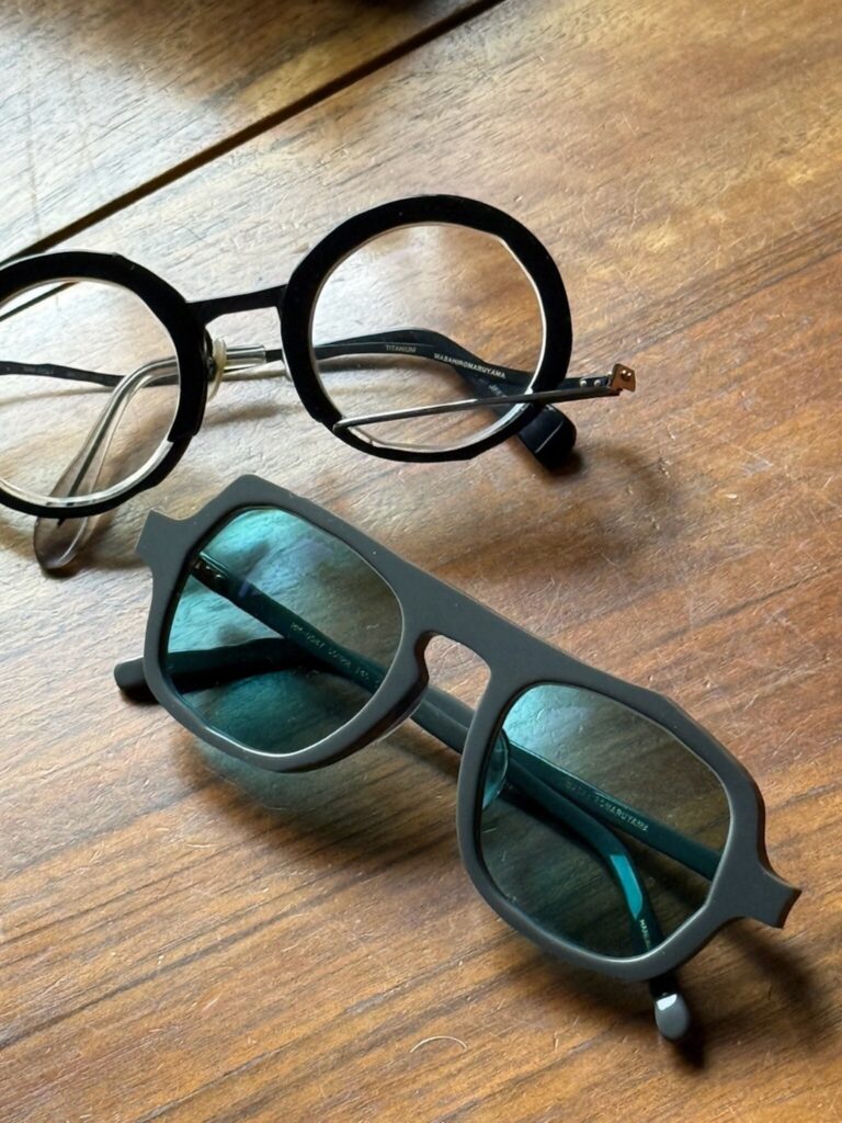 気分が上がるメイド・イン・ジャパン。5本を使い回す、〈マサヒロマルヤマ〉のメガネ。写真と文 安藤夏樹 (編集者) | サングラスのフレームもマサヒロ・マルヤマ。左右非対称が特徴的。