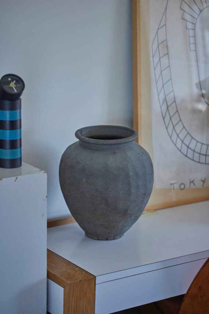 洋服よりも、部屋に飾って楽しむ壺や絵画が欲しい。気分が上がるメイド・イン・ジャパン。写真と文：安藤夏樹 (編集者) | 平安時代から室町時代に、能登半島で作られた珠洲焼。こちらの壺は鎌倉時代のもの。