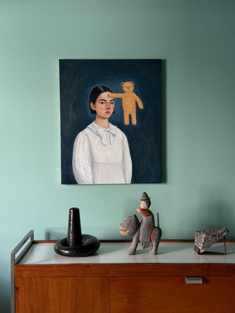 洋服よりも、部屋に飾って楽しむ壺や絵画が欲しい。気分が上がるメイド・イン・ジャパン。写真と文：安藤夏樹 (編集者) | 〈プレコグ・スタヂオ〉が出版した小説『たしかに熊だが』の装画にも使われた、坂巻弓華が2025年に描いた作品《神様かもしれない》。