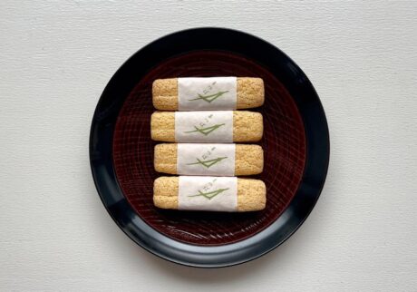 品のいい松葉の形のお菓子、『宝泉堂』の千代木。京都好きでわらび餅好きの友人に誘われて伺ったのが、『茶寮 宝泉』。 実は私もわらび餅好きゆえ、行きつけはあるにはあるのだが、友人が日本一というので、喜び勇んで出かけた。整えられた美しいお庭を見ながらのティータイムは、いい雰囲気。わらび餅ももちろんおいしくいただいた。 帰りがけにショップをのぞくと、おしゃれな和の缶が。早速買い求めたところ、これがまぁ、お品がよろしい。缶の中には、松葉の形 (といっても、よく見ればだけど) のぼうろが２本、美しい紙に巻かれて10組鎮座する。千代木とは松のことだそうで、「永遠に変わらない」象徴。とにもかくにもめでたいお菓子だ。おいしいお茶とゆっくりいただきたいが、コーヒーとも相性がいい。