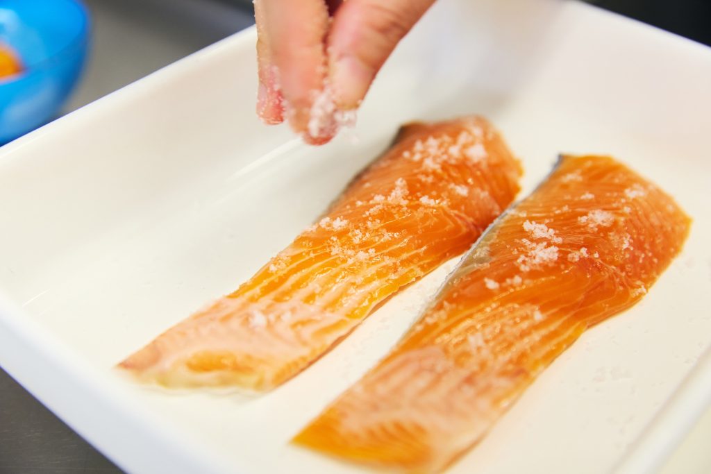 塩をまぶして水分を出し、魚の臭みを消しておく。 鮭の酒粕味噌焼き/おべんと屋さん〈75foods〉吉森なな子のレシピ帖 #14 | 塩をまぶして水分を出し、魚の臭みを消しておく。 塩をまぶして水分を出し、魚の臭みを消しておく。 鮭の酒粕味噌焼き/おべんと屋さん〈75foods〉吉森なな子のレシピ帖 #14 | 塩をまぶして水分を出し、魚の臭みを消しておく。