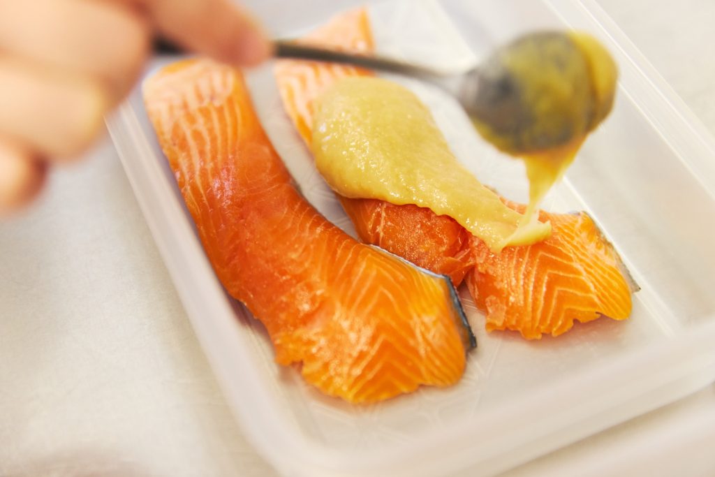 漬け込むといっても、鮭の表面に漬け床を塗るだけ。 鮭の酒粕味噌焼き/おべんと屋さん〈75foods〉吉森なな子のレシピ帖 #14 | 漬け込むといっても、鮭の表面に漬け床を塗るだけ。 漬け込むといっても、鮭の表面に漬け床を塗るだけ。 鮭の酒粕味噌焼き/おべんと屋さん〈75foods〉吉森なな子のレシピ帖 #14 | 漬け込むといっても、鮭の表面に漬け床を塗るだけ。