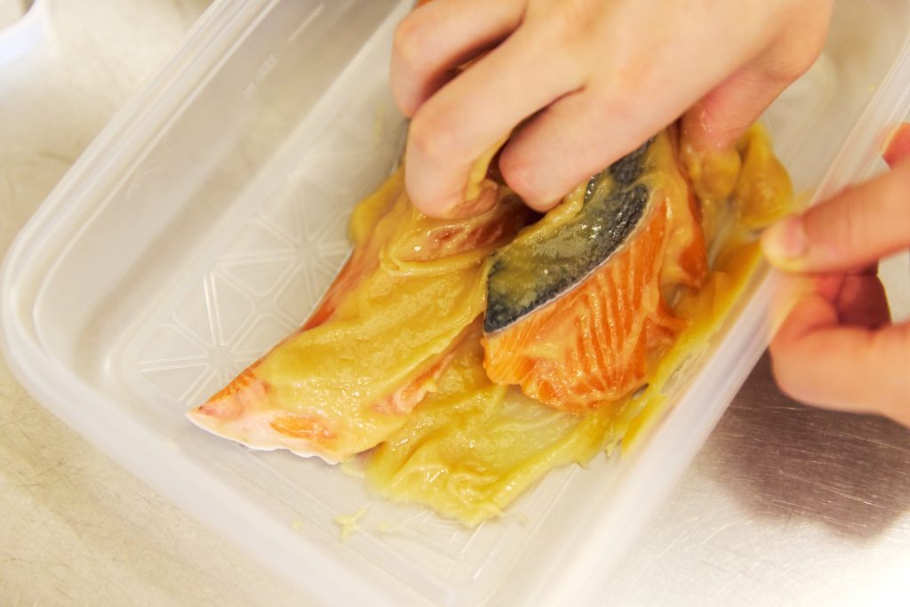 今回は保存容器で漬けましたが、保存袋に入れて馴染ませ、そのまま冷蔵庫に入れてもOKです。 鮭の酒粕味噌焼き/おべんと屋さん〈75foods〉吉森なな子のレシピ帖 #14 | 今回は保存容器で漬けましたが、保存袋に入れて馴染ませ、そのまま冷蔵庫に入れてもOKです。 今回は保存容器で漬けましたが、保存袋に入れて馴染ませ、そのまま冷蔵庫に入れてもOKです。 鮭の酒粕味噌焼き/おべんと屋さん〈75foods〉吉森なな子のレシピ帖 #14 | 今回は保存容器で漬けましたが、保存袋に入れて馴染ませ、そのまま冷蔵庫に入れてもOKです。
