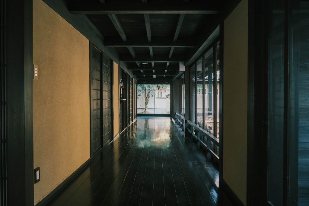 丁寧に磨かれた床が、光をやわらかく照り返す。春、がんもの味わい。〈春夏秋冬、能登めぐり〉写真と文：小川紗良 (アーティスト) #1 | 丁寧に磨かれた床が、光をやわらかく照り返す。