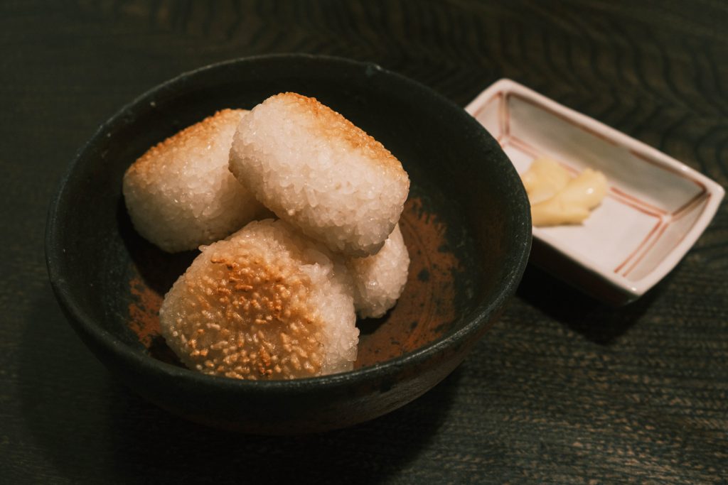 能登の魚醤「いしる」が香る、焼きおにぎり。春、がんもの味わい。〈春夏秋冬、能登めぐり〉写真と文：小川紗良 (アーティスト) #1 | 能登の魚醤「いしる」が香る、焼きおにぎり。