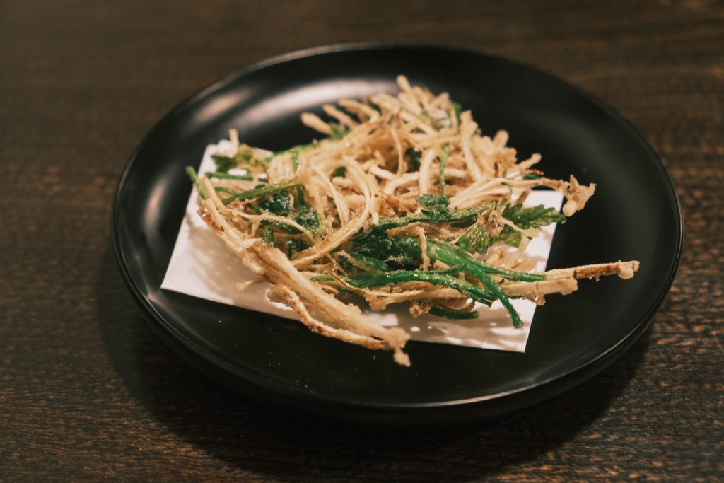 セリとゴボウのかき揚げ。春、がんもの味わい。〈春夏秋冬、能登めぐり〉写真と文：小川紗良 (アーティスト) #1 | セリとゴボウのかき揚げ。
