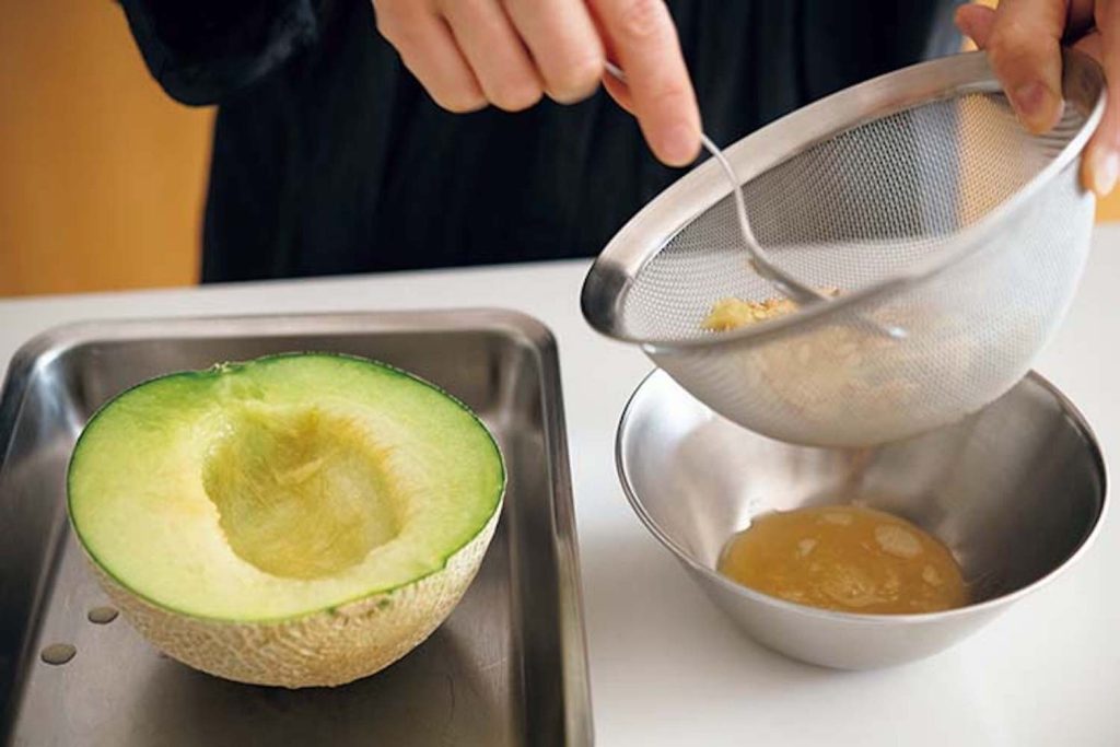 蒸した日に、涼やかな料理とデザート。渡辺有子の料理教室3年目6月 | 種とワタも捨てずに、濾して果汁を取る。メロンはここに甘さが凝縮している。