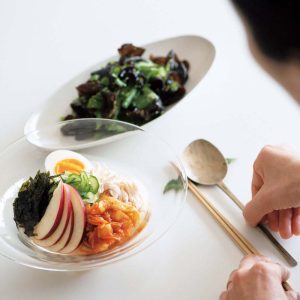 蒸した日に、涼やかな料理とデザート。渡辺有子の料理教室3年目6月 | 冷麺と和えものを楽しんでいる間に、メロンミントのソースを冷やしておきましょう。