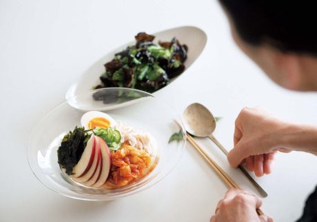 蒸した日に、涼やかな料理とデザート。渡辺有子の料理教室3年目6月 | 冷麺と和えものを楽しんでいる間に、メロンミントのソースを冷やしておきましょう。