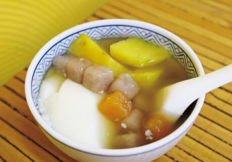「薑汁地瓜豆花加芋圓」75元。イートインもテイクアウトも可。