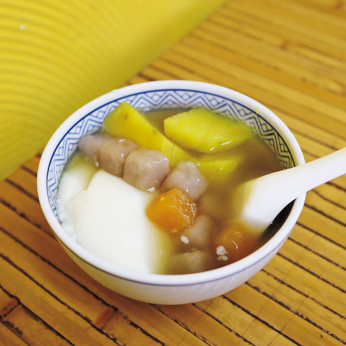 生姜シロップがぴりっと効いた、温かい豆花。【台北小吃めぐり】