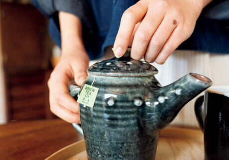 鉱石のように美しい、陶芸家・七尾佳洋のティーポット。