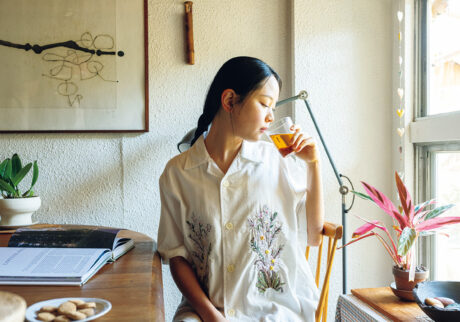 繊細な花の刺繍に惚れ惚れする、〈サウス2 ウエスト8〉のシャツ。