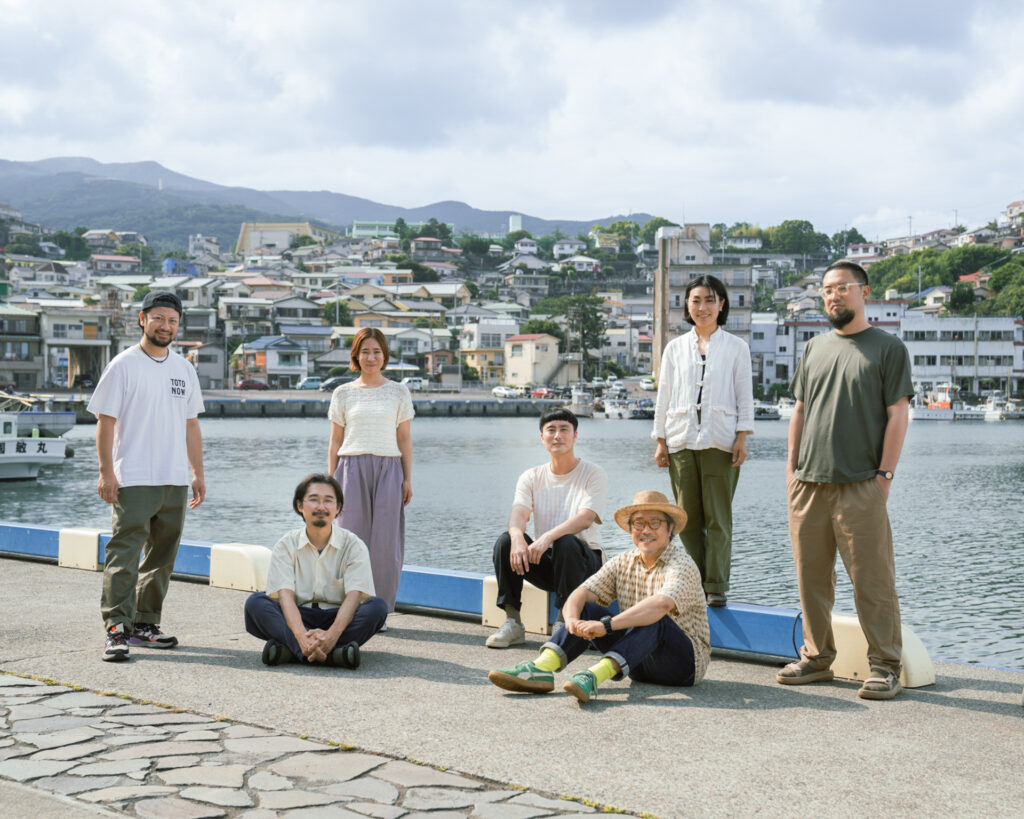 「真鶴土着の文化を守り、育てていくこと」を目的に、真鶴在住の編集者、デザイナー、写真家など、クリエイターたちが集まって〈真鶴デザイン協会〉を作った。 | 「真鶴土着の文化を守り、育てていくこと」を目的に、真鶴在住の編集者、デザイナー、写真家など、クリエイターが集まって〈真鶴デザイン協会〉を作った。