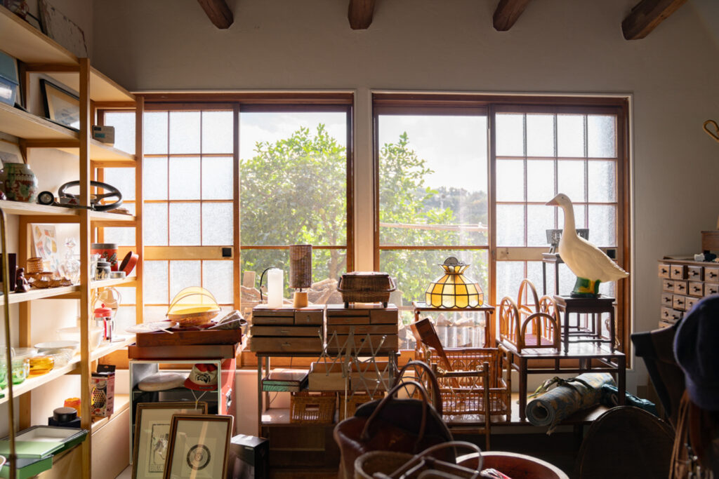 自宅で年に一度だけ開く『モリザワ商店』では、真鶴の家々から出てきた古道具を次の世代に引き継ぐ。