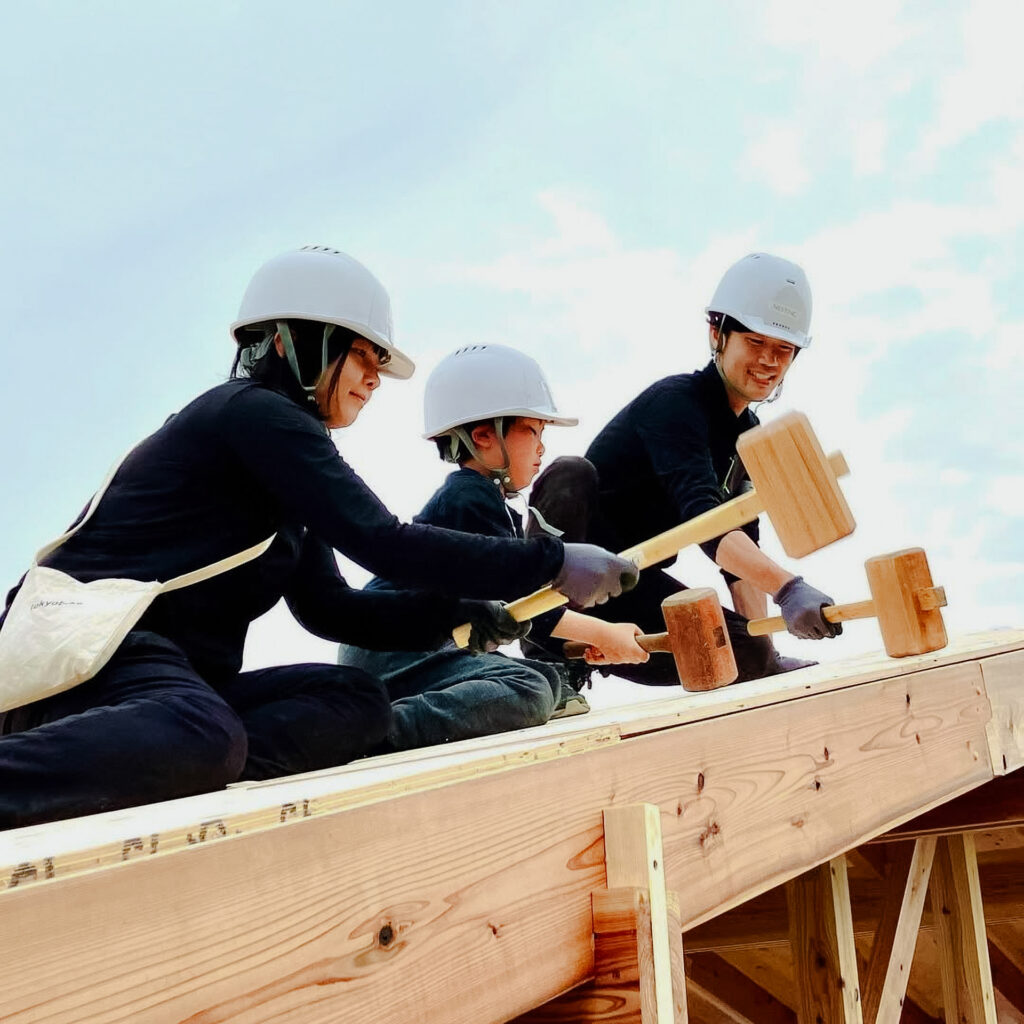 家族で自ら手を動かして建物を新築した経験は、子どもにとっても忘れられないものになるだろう。
