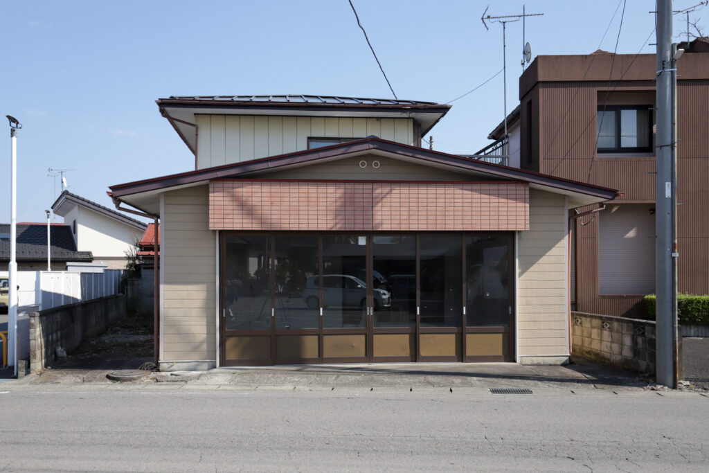 よく行く飲食店の近くにある空き家がずっと気になっていて、勇気を出して大家さんに声をかけてみたら、改装してもらって構わないという話に。