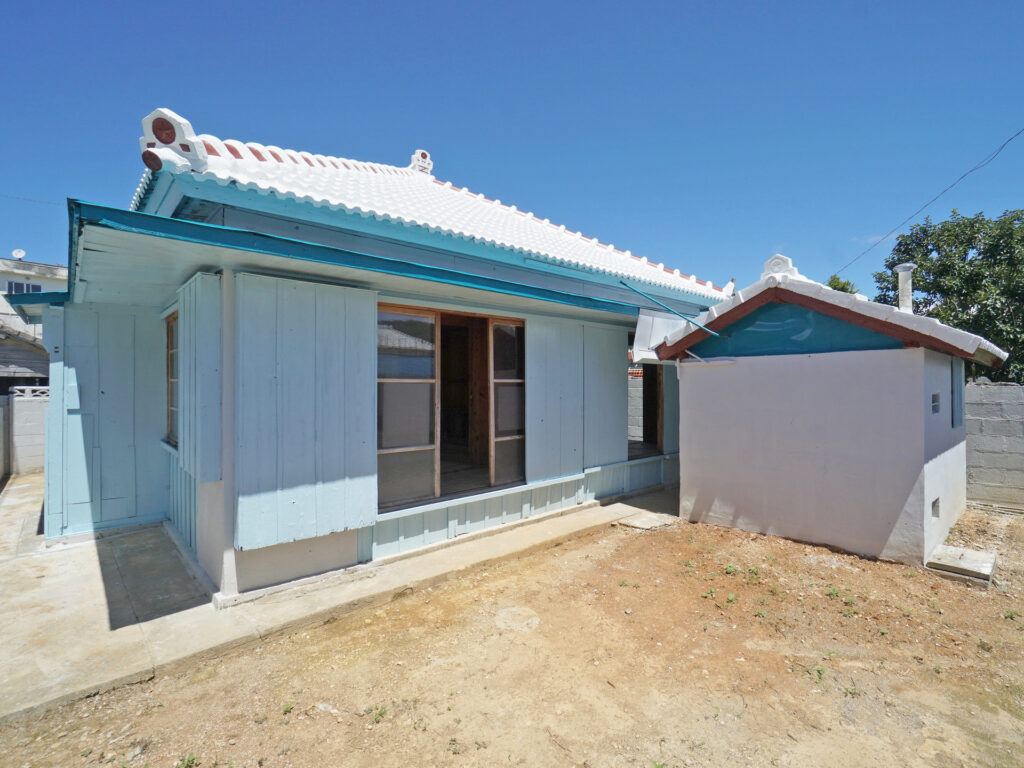 数件隣でカフェ『波羅蜜』を手がける根本きこさんが、この建物を”ドラえもんハウス”と呼んでいたことを後で知った。