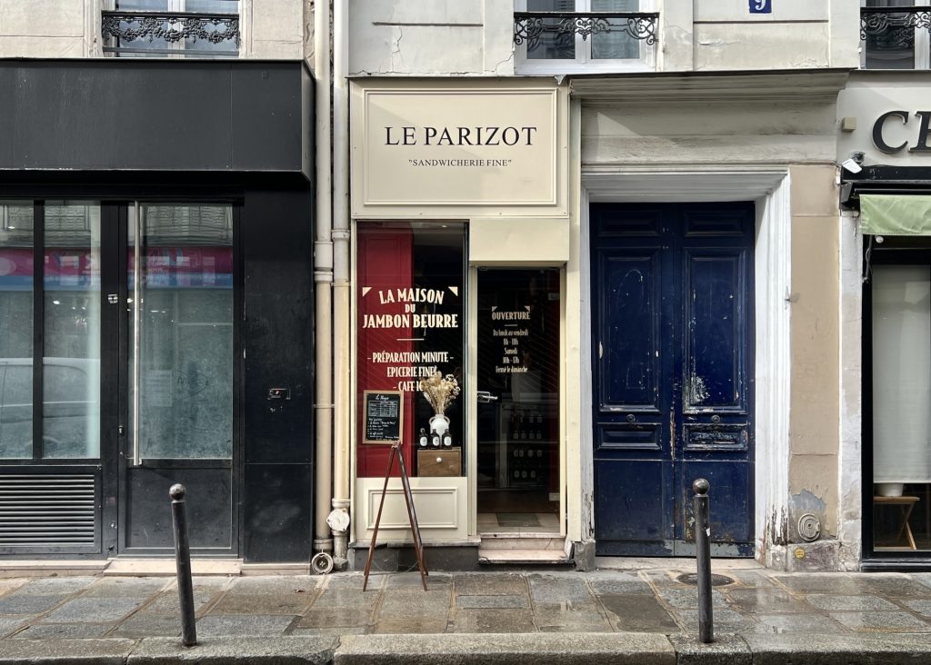 9 rue de Crussol 75011 ☎️06-34-05-27-03 9:30〜18:00 土10:00〜17:00 日休　メニューはジャンボン・ブールのみ。ハムは3種類より選べて、マスタードなども追加可能。ハム＋バターの基本形が€10。ハーフサイズは€5。オプションは、マスタード、ピクルスそれぞれ€1.5。ハム＋バター＋チーズは15€。無料でオプションをひとつつけられる。川村明子