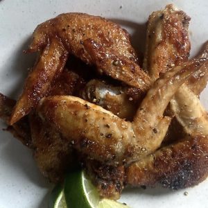 暮らしとつまみ。自分のために作る、手羽先のスパイス揚げ。写真と文：桑原亮子 (料理家) #4