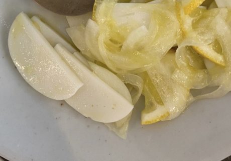 レモンとつまみ。祖母との思い出が詰まった、かまぼこのレモンあえ。写真と文：桑原亮子 (料理家) #2