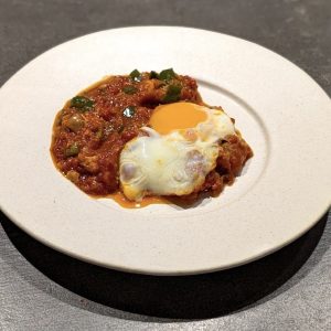 本とつまみ。『イスラム飲酒紀行』から着想を得た、シュクシャカ。写真と文：桑原亮子 (料理家) #3